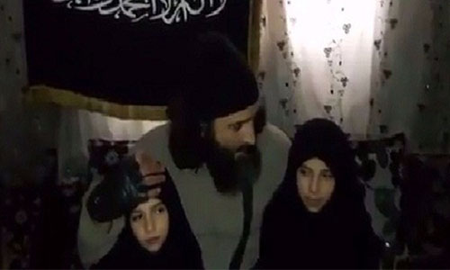 el terrorista Abu Nimr como apareció en vídeo con sus dos hijas